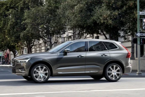 Volvo XC60 B5 R-Design 2019 view 9