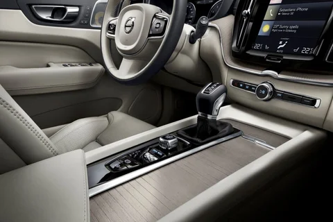 Volvo XC60 B5 R-Design 2019 view 11