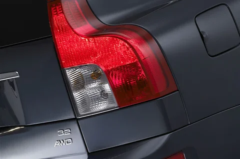 Volvo XC90 D3 Momentum 2010 view 3