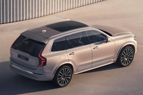 Volvo XC90 T8 Plug-in Hybrid AWD Plus 2024 view 3