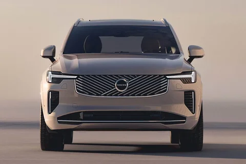 Volvo XC90 T8 Plug-in Hybrid AWD Plus 2024 view 4