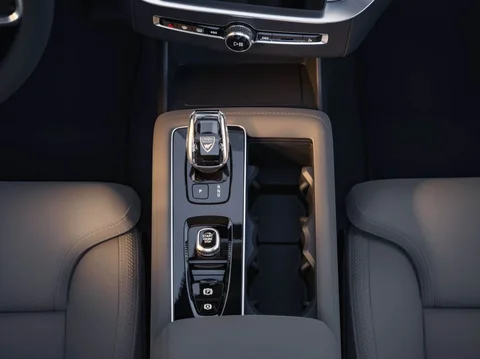 Volvo XC90 T8 Plug-in Hybrid AWD Plus 2024 view 5
