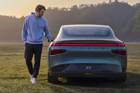 XPeng P7 RWD Long Range 2023 view 4